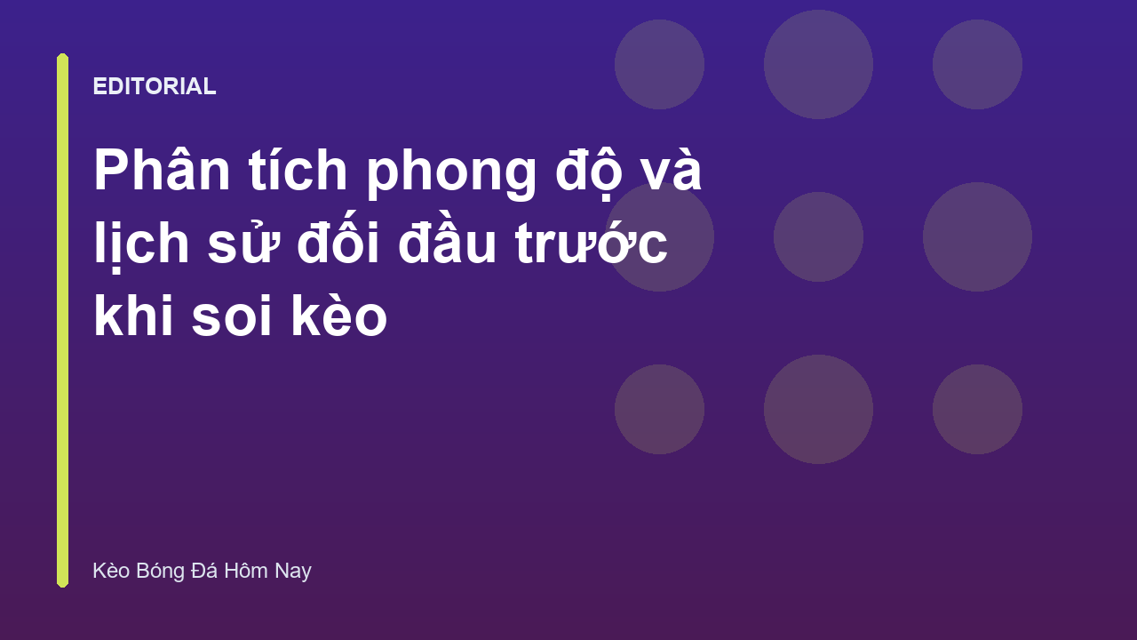 Người chơi đang phân tích phong độ bóng đá trước khi soi kèo
